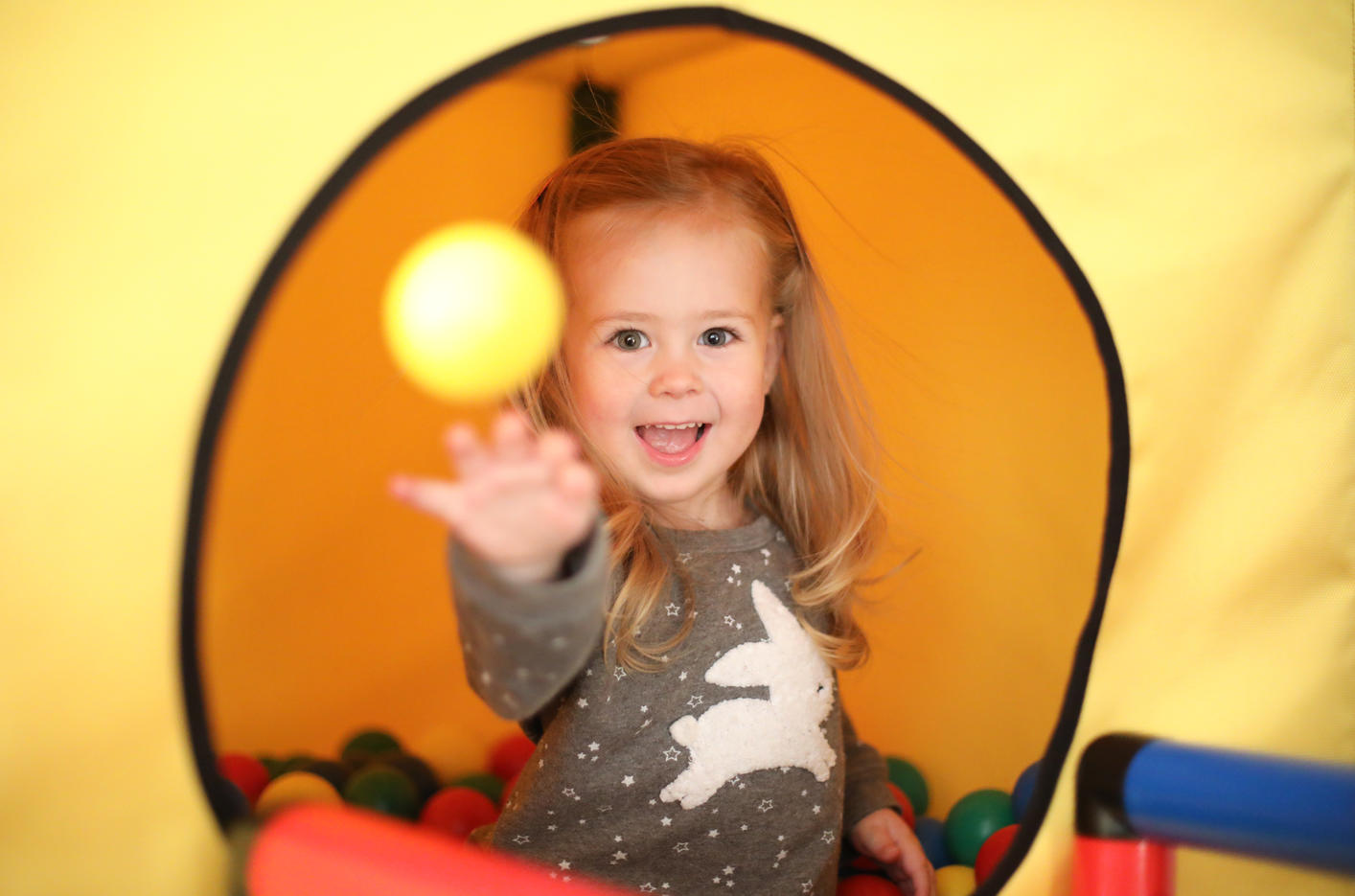 Girl playing in QUADRO ball pit